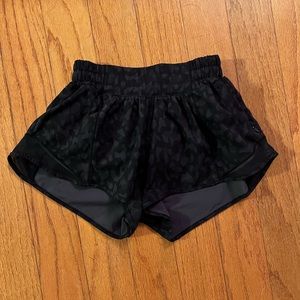 lululemon hotty hot shorts 2.5'